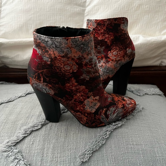 Beautiful floral bootie - Perfect for Fall/Winter - Picture 2 of 5